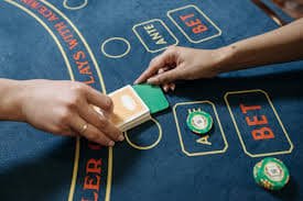 Permainan bingo online dengan kartu dan angka di layar